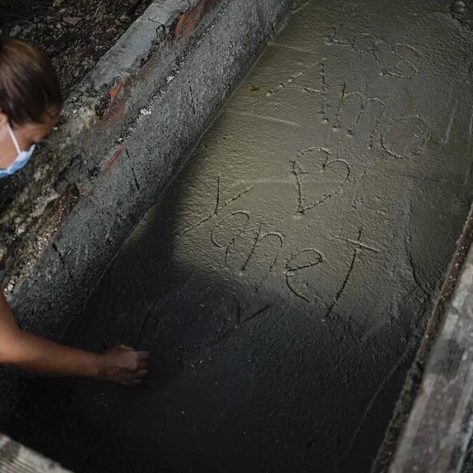 Survivors of Venezuelan mudslide bury dead, look for missing